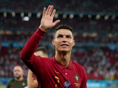 Ronaldo bị biến thành ‘vật tế thần’, lộ diện bến đỗ mới