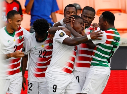 Suriname thắng nghẹt thở dù thi đấu hơn người