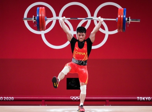 VĐV Việt Nam gây thất vọng, lực sĩ Trung Quốc đứng một chân nâng tạ phá kỷ lục Olympic