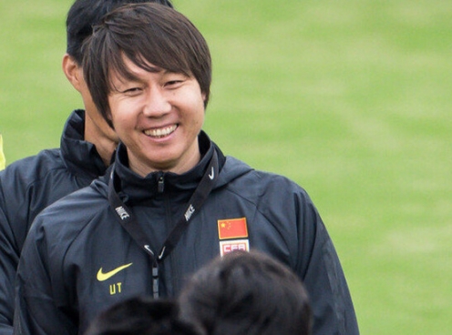 HLV Trung Quốc cười tươi ngay sau trận thua đau đớn của đội nhà