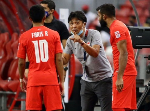 HLV Singapore nói điều thật lòng sau khi đội nhà bị trọng tài đuổi 3 cầu thủ