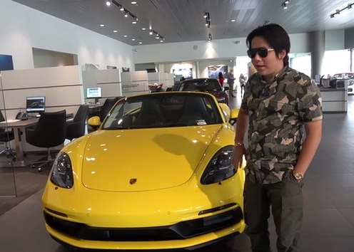 Youtuber Khoa Pug mua siêu xe Porsche nhằm 'giảm áp lực xài tiền'