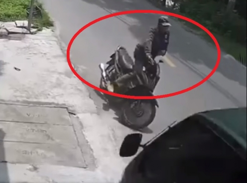 VIDEO: 'Thần chết' ngủ quên với người đàn ông đi xe máy