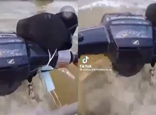 VIDEO: 'Huyền thoại' Honda Dream trổ tài lội nước ngập đến cổ xe