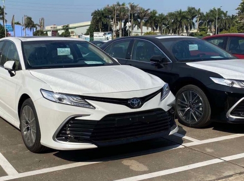 Ảnh thực tế Toyota Camry 2022 tại Việt Nam, nâng cấp ấn tượng đấu Lux A2.0