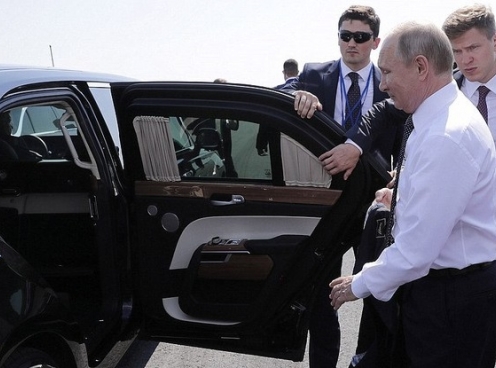 Khám phá xe limousine bọc thép “khủng” phục vụ Tổng thống Nga Vladimir Putin