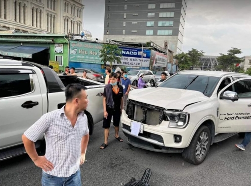 Hy hữu: Lái thử xe Ford Everest 2022, khách gây tai nạn liên hoàn tại Sài Gòn