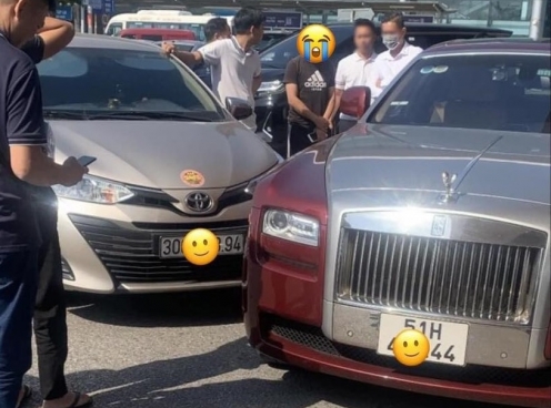 Chủ xe Toyota Vios “méo mặt” khi tông phải “biệt thự di động” Rolls-Royce Ghost