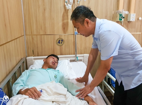 VFF thăm hỏi cầu thủ U17 Việt Nam bị gãy xương hàm