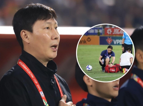 HLV Kim Sang Sik: 'Các cầu thủ ở V-League va chạm nhẹ là ngã'