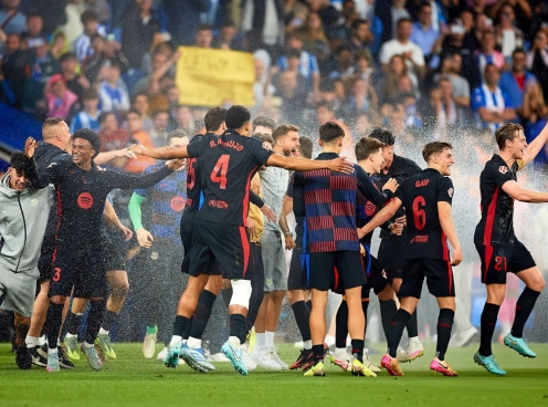 Barca bị Espanyol 'chơi khăm', xịt nước không cho ăn mừng vô địch