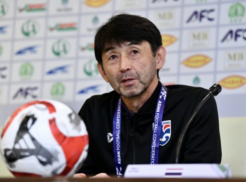 HLV ĐT Thái Lan đổ lỗi mặt sân về trận thua trước đội hạng 142 FIFA