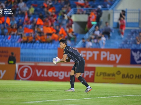 Thủ môn Bùi Tiến Dũng đón tin dữ về cuộc đua trụ hạng V-League