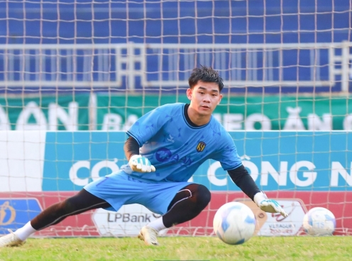 HLV Popov chiêu mộ thủ môn siêu chất lượng tại Viettel