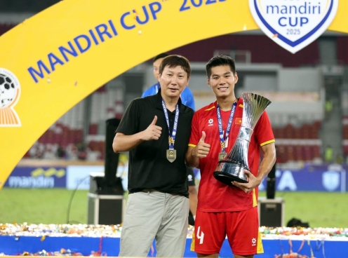 Vừa vô địch U23 Đông Nam Á, trung vệ U23 Việt Nam nâng cúp sau 2 ngày