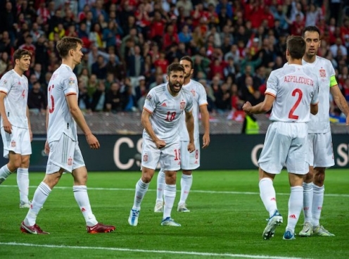 Thắng tối thiểu Thụy Sĩ, Tây Ban Nha vươn lên vị trí nhì bảng