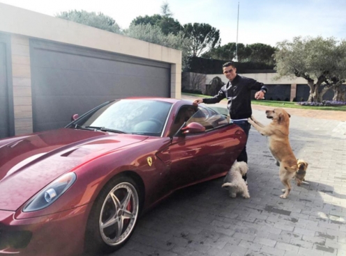 Cristiano Ronaldo mua siêu xe Ferrari cực hiếm