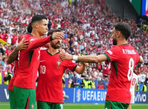 Ronaldo kiến tạo, Bồ Đào Nha đè bẹp Thổ Nhĩ Kỳ để tiến vào vòng trong