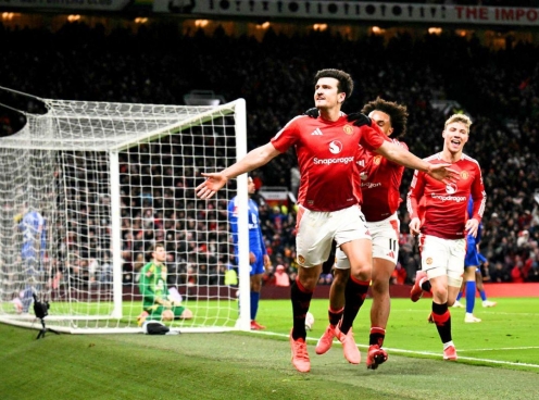 Maguire tỏa sáng phút cuối, MU hạ Leicester City tranh cãi