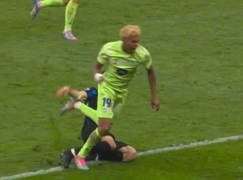Chuyên gia giải thích pha bóng Barca 'mất penalty'