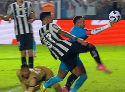 Neymar phá vỡ im lặng sau pha dùng tay chơi bóng lộ liễu