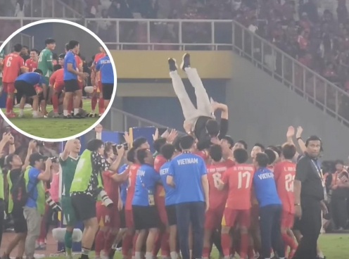 Cầu thủ U23 Việt Nam đỡ trượt khi tung HLV Kim Sang Sik lên không trung