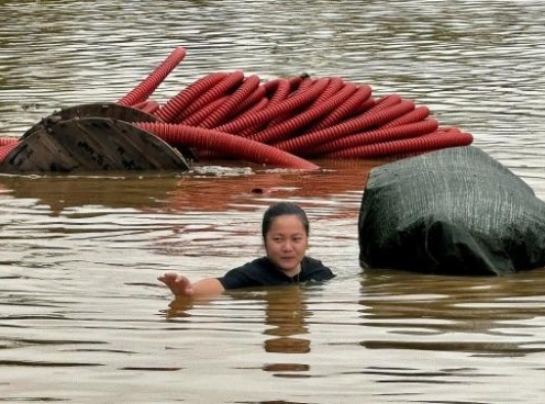 Hà Nội chạy lụt, bãi giữa sông Hồng nước ngập đến ngọn cây