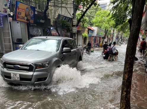 75 tuyến phố Hà Nội có thể ngập trong 3 giờ tới, tập trung quận Hoàn Kiếm và Thanh Xuân