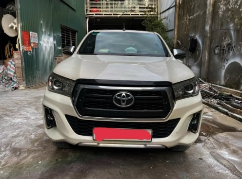 Giật mình với mức giá rao bán của Toyota Hilux 2020 2 cầu sau 4 năm lăn bánh