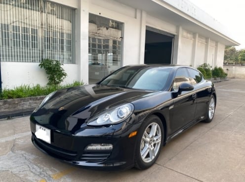 Porsche Panamera 2011 rao bán rẻ ngỡ ngàng sau 13 năm lăn bánh