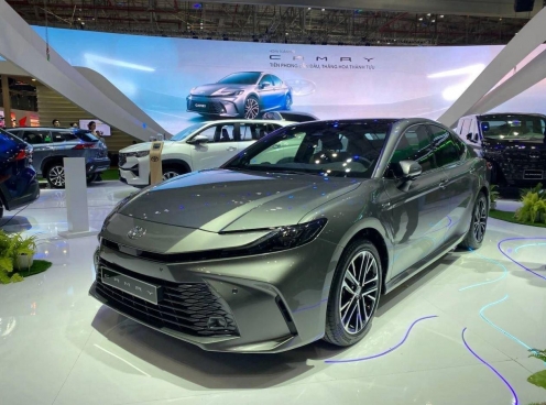 Toyota Camry 2025 siêu lướt, tâm điểm chú ý trên thị trường xe cũ