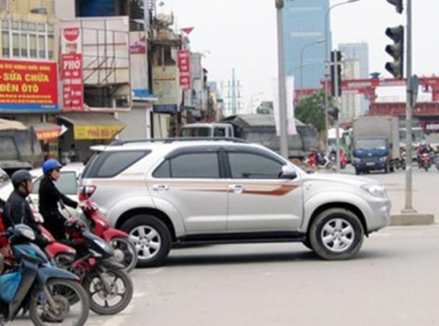 Dừng xe quá vạch đèn đỏ: Vì sao bị xử phạt nặng tới 20 triệu đồng?