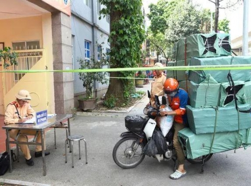Hà Nội: Nhiều shipper bị xử phạt vì để hàng hóa che khuất biển số
