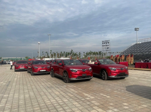 Chiêm ngưỡng cặp đôi VinFast VF 8 mui trần đầu tiên tại Hải Phòng: Thiết kế đậm chất thương mại, hai phiên bản khác biệt