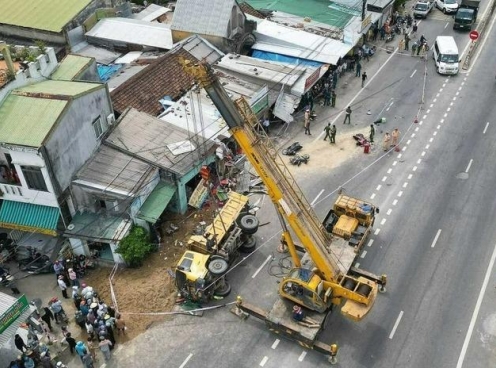 Xe tải mất lái lao vào nhà dân sau khi tránh xe máy: Cảnh báo điểm đen giao thông