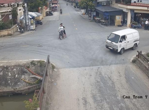 Xe máy chở ba học sinh lao xuống mương: Cảnh báo về an toàn giao thông tuổi vị thành niên