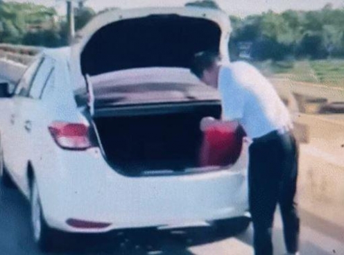 Tài xế dừng xe giữa cầu, ném đồ xuống sông bị phạt hơn 13 triệu đồng