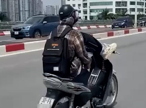 Hà Nội: Nam thanh niên lái xe bằng chân trên cầu vượt – mối nguy từ trào lưu “câu view liều mạng”