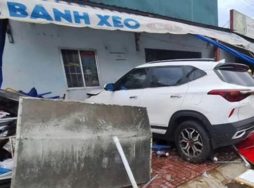 Phan Thiết: Ô tô mất lái tông xe máy, lao vào nhà dân khiến một người tử vong