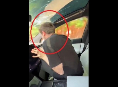 'Đu trend' mạng xã hội, hành khách Tesla lãnh trọn cú va đập đến điếng người