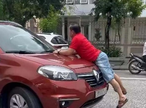 Va chạm nhẹ, người đàn ông liều lĩnh bám nắp capo ô tô đang chạy để chặn xe
