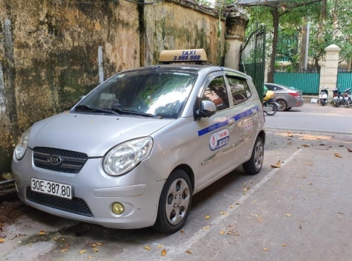 Cuốc taxi 4,2 triệu đồng và góc khuất chưa lời giải của “xe dù” đô thị