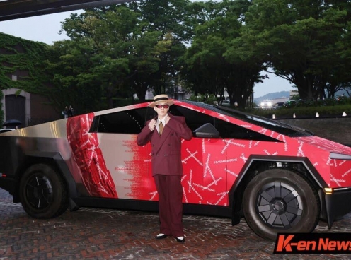 G-Dragon gây sốt khi mang Tesla Cybertruck đỏ rực đến sự kiện riêng