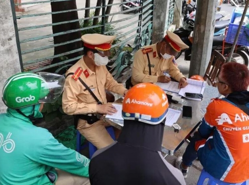 Xe ôm công nghệ “lĩnh đòn” vì vượt đèn đỏ, đi ngược chiều hàng loạt
