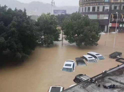 Ôtô ngập sâu trong nước lũ tại Quý Châu: Thiệt hại nặng nề, đường phố thành sông