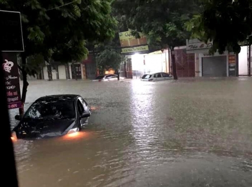 Ô tô bơi giữa phố: Thái Nguyên ngập nặng chưa từng thấy