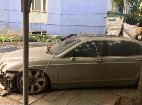 Bentley 'chục tỷ' bị bỏ rơi giữa phố: Điều gì khiến siêu xe thành “sắt vụn”?