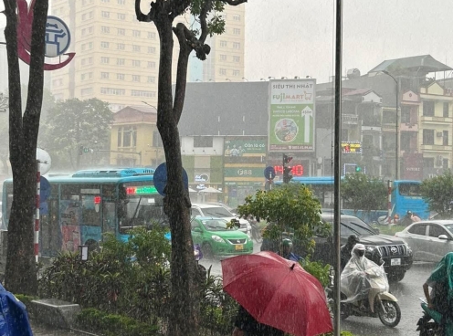 Mưa lớn giữa giờ tan tầm, nhiều tuyến phố Hà Nội ngập sâu, giao thông hỗn loạn