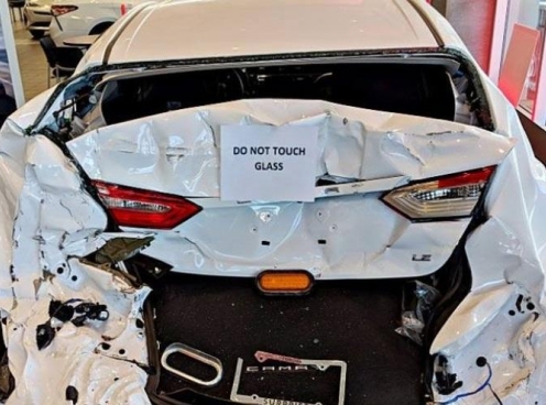 Toyota gây bất ngờ khi trưng bày Camry bị tai nạn: Thông điệp mạnh mẽ về độ an toàn thay vì che giấu