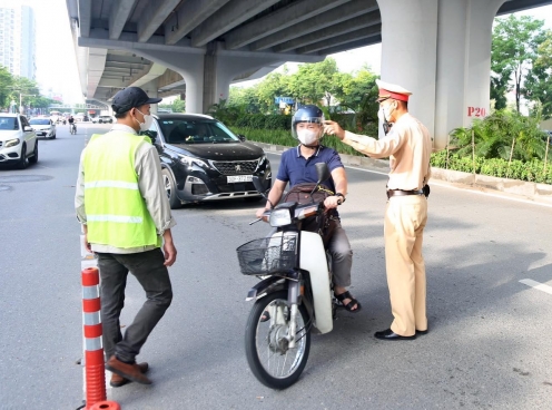 Ngày đầu phân làn giao thông ở Phạm Văn Đồng: Xe máy vẫn tràn vào làn ôtô, nguy cơ mất an toàn giao thông